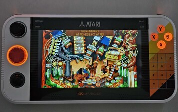 Oyuna bağlı olarak SmartGlow işlevi, hangi kontrolör öğelerinin kullanıldığını göstermek için aydınlatma kullanır (Resim kaynağı: Marc Zander, Notebookcheck)