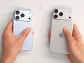Apple iPhone 18 Pro (solda) ve iPhone 18 Pro Max (sağda) sırasıyla 211 g ve 249 g ağırlığındadır.