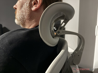 Ancak yaklaşık 180 cm yükseklikten itibaren koltuk başlığı biraz daha yükseğe oturmalıdır