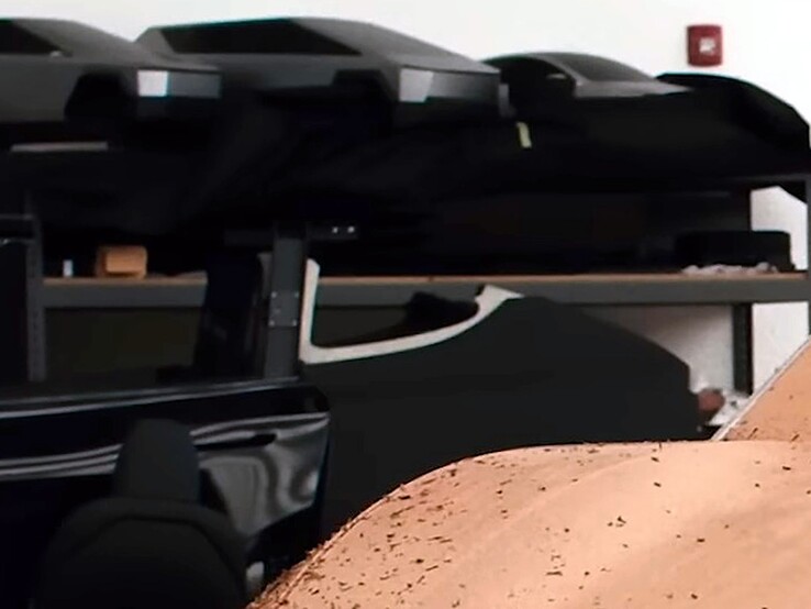 Tasarım stüdyosu raflarında Cyber SUV ölçekli modeller.