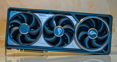 Asus ROG Astral GeForce RTX 5080 OC: Üçlü eksenel teknoloji fanlı metalik ön muhafaza
