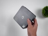 Beelink EQi 304 Intel Wildcat Lake mini PC, kompakt tasarımı ve dokulu üst panelini vurgulamak amacıyla elde gösterilmiştir.
