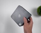Beelink EQi 304 Intel Wildcat Lake mini PC, kompakt tasarımı ve dokulu üst panelini vurgulamak amacıyla elde gösterilmiştir.