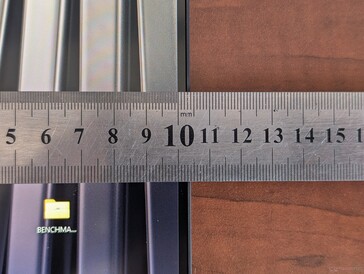 Daha küçük boyutlar için çok dar yan çerçeveler