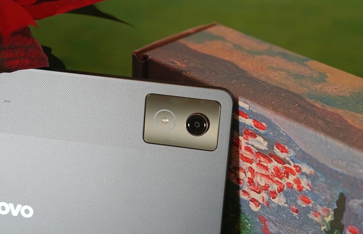 Lenovo Idea Tab Pro tabletin arka 13 MP kamerası iyi aydınlatma koşullarında iyi çalışıyor.