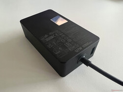 ek USB-A bağlantı noktasına sahip 127 Watt PSU (5 Watt'a kadar)