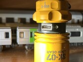 EDC el fenerinin USB girişi, koruma amacıyla kapatılabilir