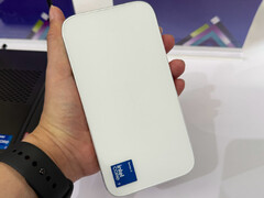 Sixunited WB81-H02 pasif soğutmalı olabilir. Resimde: bir elin tuttuğu mini PC.