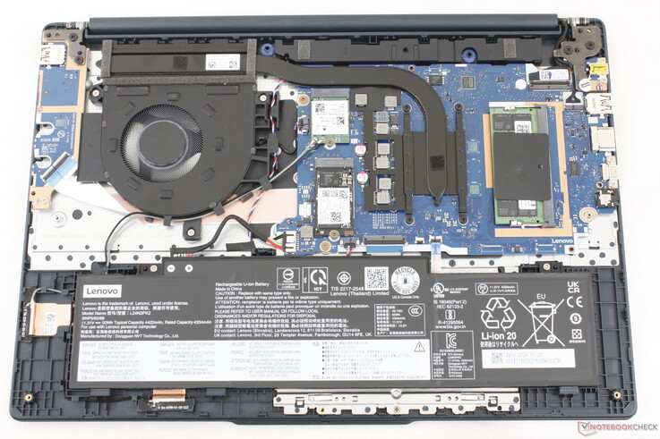 IdeaPad Slim 3 15IWC11 anakartında yükseltilebilir bir M.2 2280 SSD, bir M.2 WLAN modülü ve yalnızca bir adet DDR5 SODIMM yuvası bulunuyor