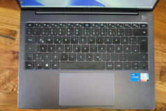 Huawei MateBook 14'ün klavyesi parmak izlerine çok yatkın