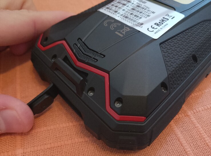 Bir kapağın arkasındaki USB-C bağlantı noktası (Görsel kaynağı: Sergey Tarasov - Notebookcheck)