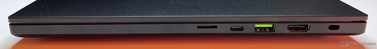 Sağ taraf: microSD kart okuyucu, USB-A 3.2 Gen.2 (10 Gbps), USB-C 4.0 (40 Gbps, DisplayPort 2.1, Power Delivery), HDMI 2.1, Kensington Güvenlik Yuvası