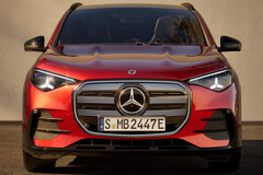 Yeni Mercedes GLA, 800 volt teknolojisine sahip bir elektrikli araç olarak piyasaya sürülüyor; ancak 400 voltluk hızlı şarj istasyonlarında şarj etmek için isteğe bağlı bir DC güç yükseltici gerekiyor.