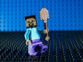 Minecraft'tan Steve'in minifigürünü gösteren bir resim.