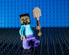 Minecraft'tan Steve'in minifigürünü gösteren bir resim.