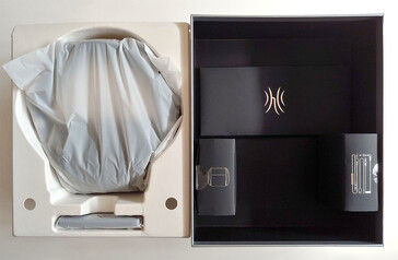 Kulaklıklar ve verici (solda), kablolar ve çanta (sağda). (Resim kaynağı: Notebookcheck)