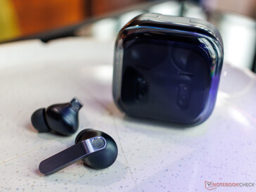 Buds 4 Pro'nun yeniden tasarlanmış kasası ve metalik gövdesi