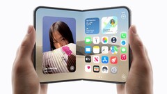 İki elin her biri, biri katlanmış diğeri açılmış bir iPhone Duo tutuyor