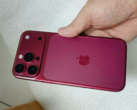 koyu Kiraz renginde iPhone 18 Pro tasarım modeli.