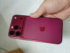 koyu Kiraz renginde iPhone 18 Pro tasarım modeli.