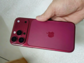 koyu Kiraz renginde iPhone 18 Pro tasarım modeli.