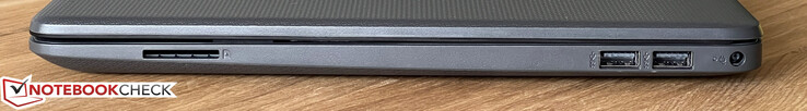 Sağ tarafta: SD kart okuyucu, 2x USB-A 3.2 Gen.1 (5 GBit/s), güç adaptörü