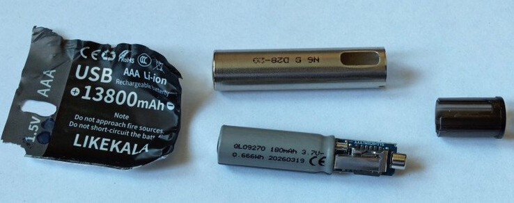 Plastik filmi çıkardığımızda, 180 mAh'lik bir lityum bazlı pil ve şarj/gerilim sınırlama devresi ortaya çıktı.
