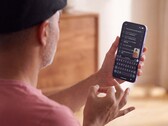 Gboard'da tanınan metni gösteren bir Pixel telefonun önünde tek eliyle işaret diliyle işaret eden kişi