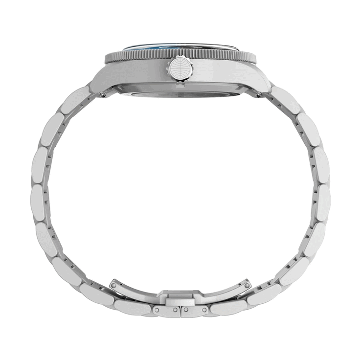 Timex Pan Am Waterbury Otomatik GMT saat, yandan gösterilerek fırçalanmış paslanmaz çelik kasası ve Pan Am logolu büyük boy kurma kolu vurgulanmıştır.