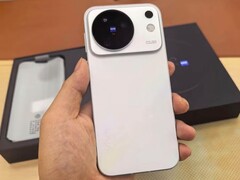 Vivo X500, resmi lansmanından önce kullanım fotoğraflarıyla sızdırıldı.