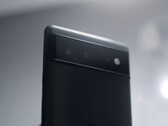 Pixel 6 serisine özgü kamera çubuğuna sahip siyah bir Google Pixel telefonun arkası