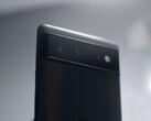 Pixel 6 serisine özgü kamera çubuğuna sahip siyah bir Google Pixel telefonun arkası