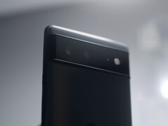 Pixel 6 serisine özgü kamera çubuğuna sahip siyah bir Google Pixel telefonun arkası