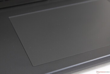 Basıldığında yumuşak geri bildirim veren geniş ve pürüzsüz tıklama yüzeyi