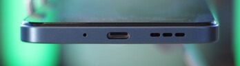 Alt: mikrofon, USB-C bağlantı noktası, hoparlör