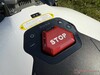 Robotik çim biçme makinesinin üst kısmındaki kontrol ünitesi.