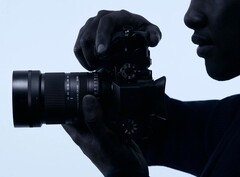 Sigma'nın en yeni zoom lensi, kompakt bir gövdede geniş diyafram açıklığı vaat ediyor.