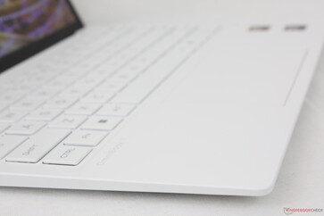 Buzul Gümüşü veya Seramik Beyazı renk seçenekleri mevcuttur