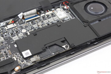Yükseltilemeyen RAM modülleri CPU'nun yanında görülebilir