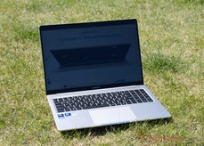 Güneş ışığı altında açık havada kullanılan GeekBook M16