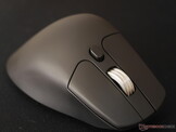 Keychron M6 8K ön sağ görünüm. 
