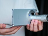 Burada Zeiss telekonvertörüyle birlikte görülen Vivo X Fold 6, dört farklı renk seçeneğiyle satışa sunulacak. Yeni bir tanıtım videosunda dayanıklılık testlerinden geçirildi.