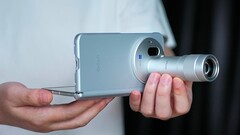 Burada Zeiss telekonvertörüyle birlikte görülen Vivo X Fold 6, dört farklı renk seçeneğiyle satışa sunulacak. Yeni bir tanıtım videosunda dayanıklılık testlerinden geçirildi.