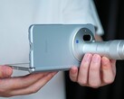 Burada Zeiss telekonvertörüyle birlikte görülen Vivo X Fold 6, dört farklı renk seçeneğiyle satışa sunulacak. Yeni bir tanıtım videosunda dayanıklılık testlerinden geçirildi.