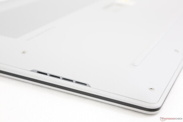 Yuvarlatılmış kenarlar ve köşeler ile aşağı bakan hoparlör ızgaraları