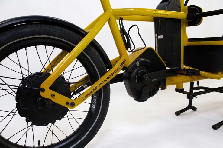 Elektrik sistemi bir bataryadan, bir jeneratörden (pedallı) ve asıl motordan oluşur.