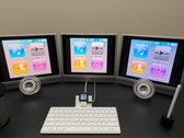 Tam iPod Nano/3-monitör kurulumunun bir görüntüsü.