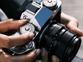 Resimde görülen Fujifilm X-T5'in halefinin piyasaya sürülmesinin ertelendiği bildiriliyor.