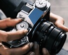 Resimde görülen Fujifilm X-T5'in halefinin piyasaya sürülmesinin ertelendiği bildiriliyor.