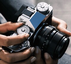 Resimde görülen Fujifilm X-T5'in halefinin piyasaya sürülmesinin ertelendiği bildiriliyor.